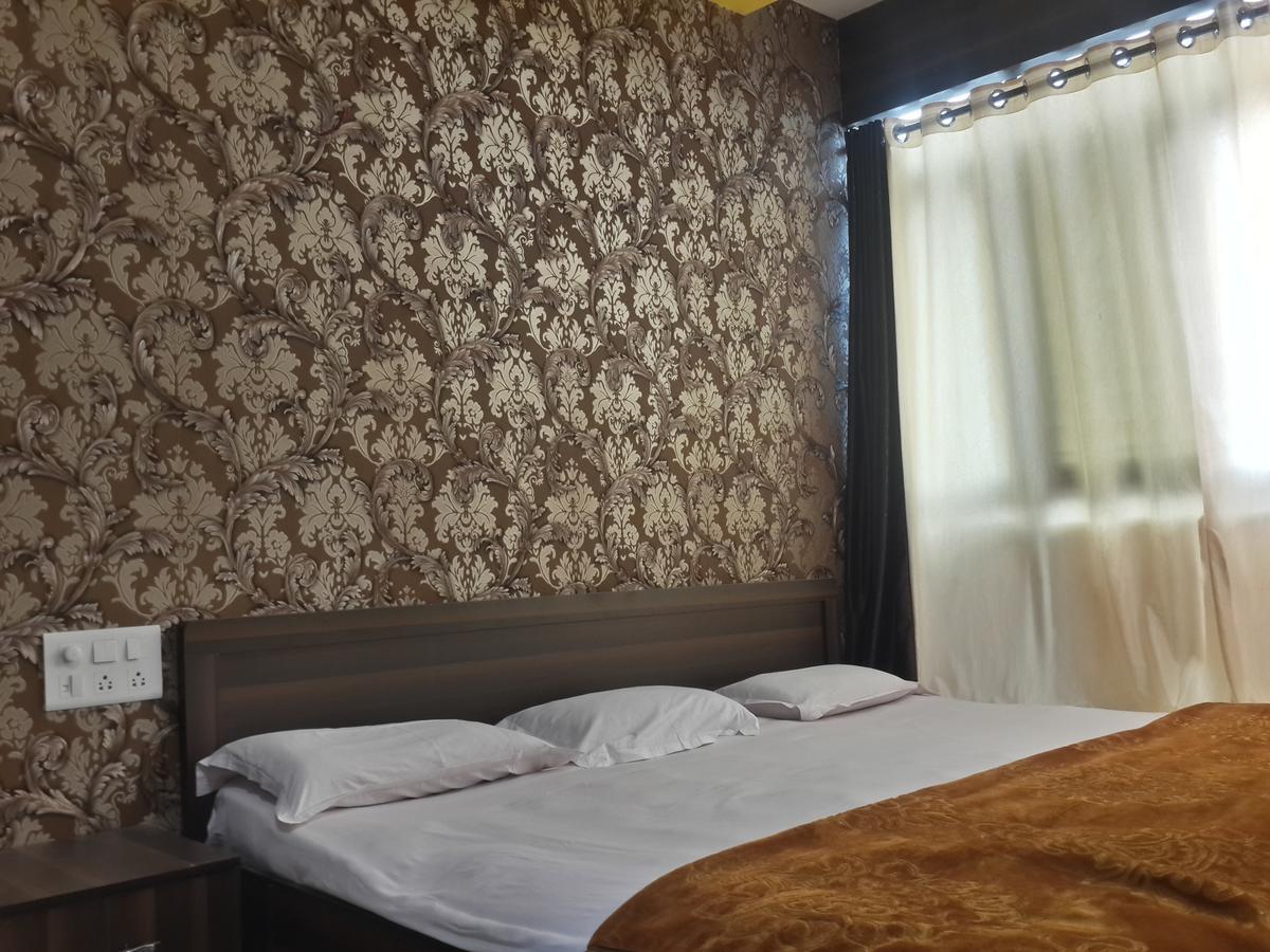 Hotel Holiday Era Opposite Railway Station ออรังกาบัด ภายนอก รูปภาพ